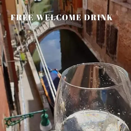 Balcone sul canale Venezia Esterno foto