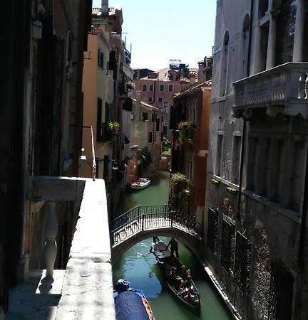 Balcone sul canale Venezia Esterno foto