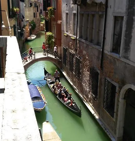 Balcone sul canale Venezia Esterno foto
