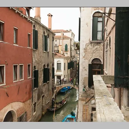 Balcone sul canale Venezia Esterno foto