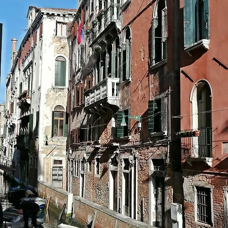 Balcone sul canale Venezia Esterno foto