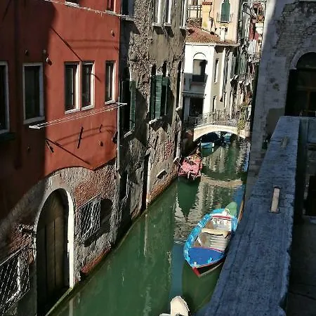 Balcone sul canale Venezia Esterno foto