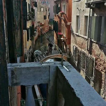 Balcone sul canale Venezia Esterno foto
